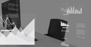 Ofis masasında veri işleme yapan ekranların görüntüsü. Bilgisayar arayüzü ve mimari mühendislik teknolojisi kavramı