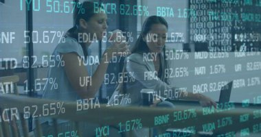 Çeşitli iş adamları yerine borsa imajı. Küresel iş, bilgisayar ve dijital arayüz kavramı dijital olarak oluşturulmuş görüntü.