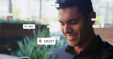 Kafkasyalı bir adamın üzerinde yüzen sosyal medya simgeleri. Ukalalık yaparken gülümsüyor. Sosyal medya ağ teknolojisi kavramı