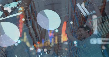 Grafikler ve veriler, mutlu kadın ve erkek depo çalışanları üzerinde. iş, finans, paket hizmetleri konsepti dijital olarak oluşturulmuş görüntü.