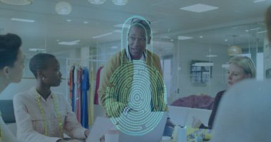 Ofisteki çeşitli iş adamları üzerindeki asma kilit görüntüsü. Küresel iş ve dijital arayüz kavramı dijital olarak oluşturulmuş görüntü.