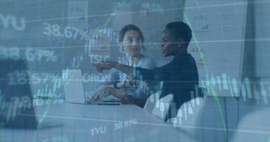 Grafiklerin ve çeşitli kadın iş arkadaşlarının bilgisayarda fikirlerini paylaşan ticaret kurulunun görüntüsü. Dijital bileşik, çoklu pozlama, iş, planlama, takım çalışması, borsa ve teknoloji kavramı.