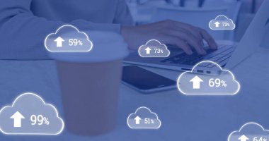 Bulutların görüntüsü, masa başında laptopla çalışan beyaz bir adam üzerinde değişen numaralar. Dijital bileşik, çoklu pozlama, bulut hesaplama, iş, içki, teknoloji ve ofis.