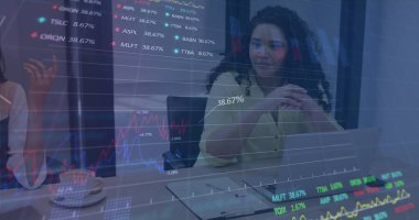 Çalışmayı tartışan, dijital ekrana odaklanan bir grup genç profesyonel. Finansal verileri birlikte analiz ediyorlar, görüşlerini ve stratejilerini paylaşıyorlar.