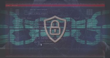 Beyaz tenli genç bir profesyonel ekranda dijital verileri analiz ediyor. Arayüzde gösterilen siber güvenlik kavramlarına odaklanarak, analizlerin derinlerine iniyor.