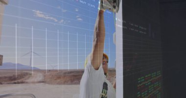 Kafkas mühendisi ve rüzgar türbini üzerindeki finansal veri işleme görüntüsü. küresel çevre, sürdürülebilirlik, veri işleme ve dijital olarak oluşturulmuş iş konsepti.