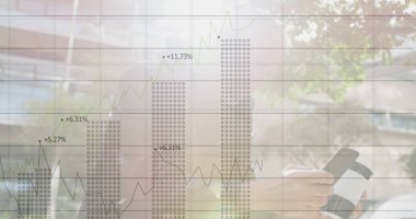 Akıllı telefon kullanan beyaz adamın mali veri işleme görüntüsü. Küresel iş, finans, bilgisayar ve veri işleme kavramı dijital olarak oluşturulmuş görüntü.