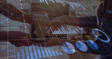 Elinde kahve tutan kadınlarla ilgili istatistiklerle finansal veri işleme görüntüsü. Küresel iş, finans ve dijital arayüz kavramı dijital olarak oluşturulmuş görüntü.