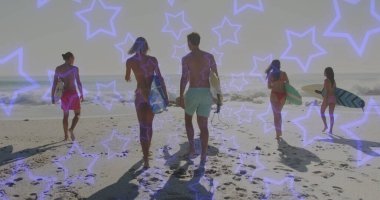 Sahilde sörf tahtasıyla yürüyen farklı arkadaşlarının neon yıldızları. Tatiller, tatiller ve arkadaşlık konsepti dijital olarak oluşturuldu.
