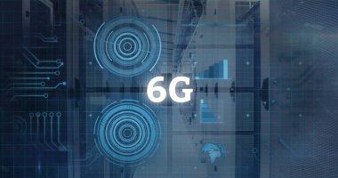 Sunucu odasında 6G metin ile finansal veri işleme resmi. Küresel iş, finans, teknoloji ve dijital arayüz kavramı dijital olarak oluşturulmuş görüntü.