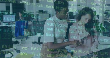 Teslimatçı ve minibüsün mali veri işleme görüntüsü. Küresel eğitim teknolojisi bağlantıları ve veri işleme kavramı dijital olarak oluşturuldu.