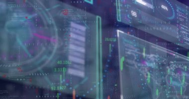 Koyu arkaplandaki ekranlardaki veri işleme resmi. Küresel iş, dijital arayüz, hesaplama ve veri işleme kavramı dijital olarak oluşturuldu.