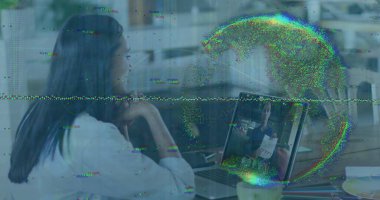 Laptop kullanan melez bir kadın üzerinde veri işleme ve küre görüntüsü. Küresel iş ve dijital arayüz kavramı dijital olarak oluşturulmuş görüntü.