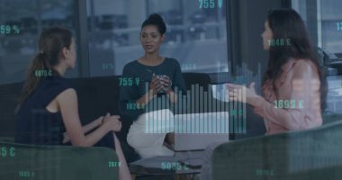 İstatistiksel veri işleme görüntüsü. Üç farklı kadın ofiste tartışıyor. Küresel ekonomi ve iş veri teknolojisi kavramı
