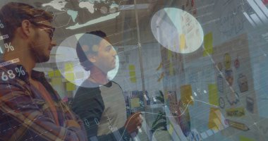 Ofiste beyin fırtınası yapan çeşitli erkek iş arkadaşlarının grafikleri ve verileri. iş, finans ve işbirliği konsepti dijital olarak oluşturulmuş görüntü.