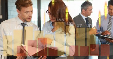 Soyut şablon görüntüsü, değişen numaralarla grafikler, raporları tartışan çeşitli iş arkadaşları. Dijital bileşik, çoklu pozlama, iş, büyüme, takım çalışması, rakamlar, planlama kavramı.