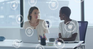 Ofisteki çeşitli iş kadınlarının dijital simgelerinin görüntüsü. Küresel iş, finans, hesaplama ve veri işleme kavramı dijital olarak oluşturulmuş görüntü.