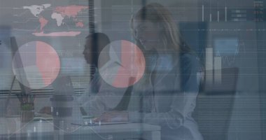 Ofiste dizüstü bilgisayar kullanan beyaz bir kadın hakkında istatistiksel veri işleme resmi. İş veri teknolojisi kavramı