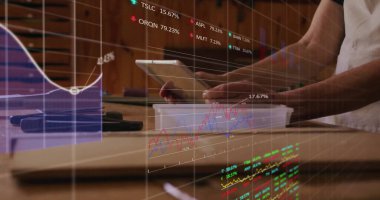 Beyaz kadın akıllı telefonu inceliyor, mali grafikler ekranı örtüyor. Beyaz bluz giyerek, pazar eğilimlerine dikkatle odaklanarak, yatırım seçeneklerini araştırıyor.