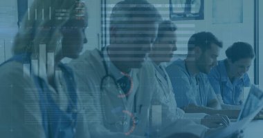 Çeşitli doktor gruplarının veri işleme görüntüsü. küresel tıp, teknoloji, veri işleme ve dijital arayüz kavramı dijital olarak oluşturuldu.