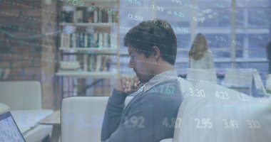 Ofiste dizüstü bilgisayar kullanan düşünceli beyaz adamın borsa veri işleme görüntüsü. Küresel ekonomi ve iş teknolojisi kavramı