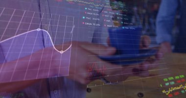 Ticaret kurulu, grafik, kafelerde kahve servisi yapan baristanın orta kısmı. Dijital bileşik, çoklu pozlama, borsa, rapor, hizmet, içecek, içecek ve yatırım.