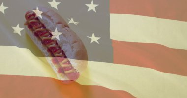 Sosisli sandviçin üzerinde ABD bayrağı resmi. Amerikan kültürü, geleneği ve vatanseverlik kavramı dijital olarak oluşturulmuş imaj.