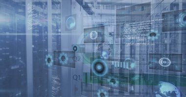 Arkaplandaki sunucu raflarına karşı dijital saat, radarlar, dünya, bilgisayar dili. Dijital bileşik, çoklu pozlama, küreselleşme, kodlama, ağ, teknoloji konsepti.