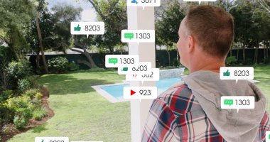 Sosyal medya simgeleri, evin verandasında duran beyaz adamın üzerinde yüzüyor. Sosyal medya ağ teknolojisi kavramı