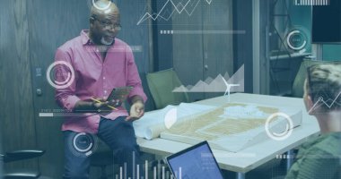 Çeşitli iş adamları üzerinde finansal veri işleme görüntüsü. Küresel iş, finans, hesaplama ve veri işleme kavramı dijital olarak oluşturulmuş görüntü.