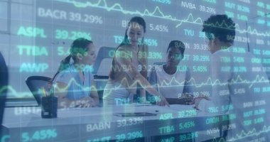 Çeşitli iş adamları yerine borsa imajı. Küresel iş, bilgisayar ve dijital arayüz kavramı dijital olarak oluşturulmuş görüntü.