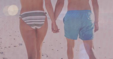 Mercek fişekleri ve beyaz tenli çiftin el ele tutuşup kumsalda yürüdükleri dikiz görüntüsü. Dijital kompozit, aşk, birliktelik, gövde, külot, orta bölüm, tatiller, güneş ışığı, keyif.