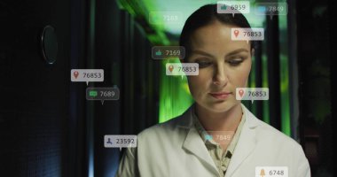 Sosyal medya simgeleri sunucu odasında çalışan beyaz kadın mühendis imajı. Sosyal medya ağı ve iş veri depolama teknolojisi kavramı