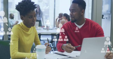 Ofisteki çeşitli iş adamları üzerinde dijital simgelerin resmi. Küresel iş, finans, hesaplama ve veri işleme kavramı dijital olarak oluşturulmuş görüntü.