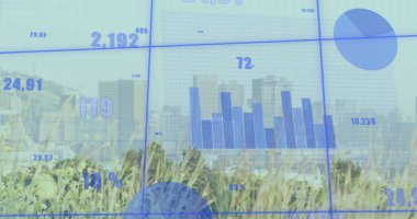 Şehir manzarası üzerinde finansal veri işleme resmi. Küresel iş, finans ve dijital arayüz kavramı dijital olarak oluşturulmuş görüntü.