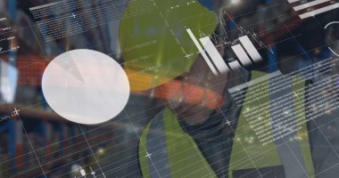 Tablet kullanan Kafkas erkek depo çalışanının grafikleri ve verileri. iş, finans, paket hizmetleri ve teknoloji konsepti dijital olarak oluşturulmuş görüntü.