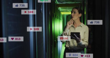 Kafkas kadın teknisyen bilgisayar sunucusunu kontrol etmek için bir tablet kullanıyor. Genel gönderim ve bağlantılar konsepti dijital olarak oluşturuldu.