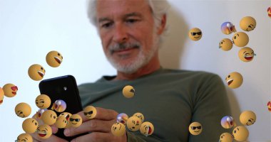 Kafkasyalı üst düzey bir adamın akıllı telefon kullanarak üzerinde süzülen duygu simgeleri. küresel ağ, bağlantılar, sosyal medya ve teknoloji konsepti dijital olarak oluşturulmuş görüntü.