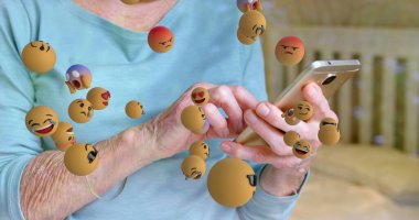 Kafkasyalı yaşlı bir kadının elinde akıllı telefon kullanarak süzülen duygu simgeleri. küresel ağ, bağlantılar, sosyal medya ve teknoloji konsepti dijital olarak oluşturulmuş görüntü.