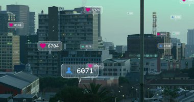 Şehir manzarası üzerinde sosyal medya simgeleri ve veri işleme resimleri. Küresel iş, finans, hesaplama ve veri işleme kavramı dijital olarak oluşturulmuş görüntü.