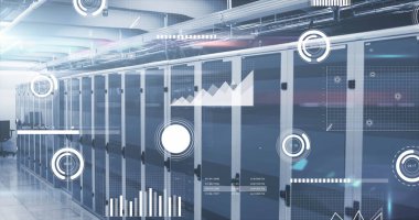 Bilgisayar sunucu odasında veri işleme ve ışık izlerinin görüntüsü. Bilgisayar arayüzü ve iş veri depolama teknolojisi kavramı