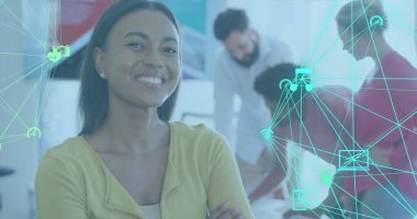 Gülümseyen melez kadının üzerine çizgiler çizerek küre oluşturan ikonlar. Dijital bileşik, çoklu pozlama, iletişim, iş dünyası, küreselleşme, bilgilendirme ve teknoloji kavramı.