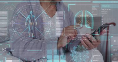 Laboratuvar önlüklü Afrikalı Amerikalı son sınıf öğrencisi dijital sağlık verilerini inceliyor. O, şeffaf bir ekrana odaklanmış, düşünceli görünüyor.