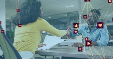 Çeşitli iş arkadaşlarının tartışması ve tokalaşması üzerine birbirine bağlı ikonların küre oluşturması. Dijital bileşik, çoklu pozlama, iletişim, küreselleşme, bilgilendirme, teknoloji kavramı.