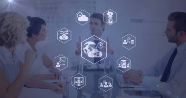 Dijital simgelerin dönmesi ve çeşitli iş adamlarının ofiste birlikte tartışması. Küresel ağ ve iş teknolojisi kavramı