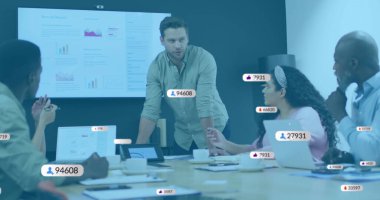 Sosyal medya simgeleri, çeşitli iş adamlarının ofiste toplanması üzerine numaralar içeriyor. Küresel iş, sosyal medya ve dijital arayüz kavramı dijital olarak oluşturulmuş görüntü.