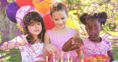 Partideki çeşitli çocuklar üzerindeki bağlantı ağının görüntüsü. Parti, kutlama ve dijital arayüz kavramı dijital olarak oluşturuldu.