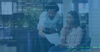 Muhtelif iş arkadaşlarıyla ilgili grafiklerin ve alım satım tahtalarının görüntüsü ofiste aynı fikirleri paylaşıyor. Dijital bileşik, çoklu pozlama, rapor, iş dünyası, borsa, tartışma ve takım çalışması kavramı.