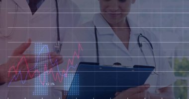 Çeşitli doktorların veri işleme görüntüsü. Küresel tıp, bağlantılar, hesaplama ve veri işleme kavramı dijital olarak oluşturulmuş görüntü.