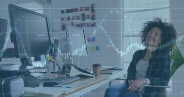 Ofisteki iş kadınının mali veri işleme görüntüsü. Küresel iş, finans, bilgisayar ve veri işleme kavramı dijital olarak oluşturulmuş görüntü.